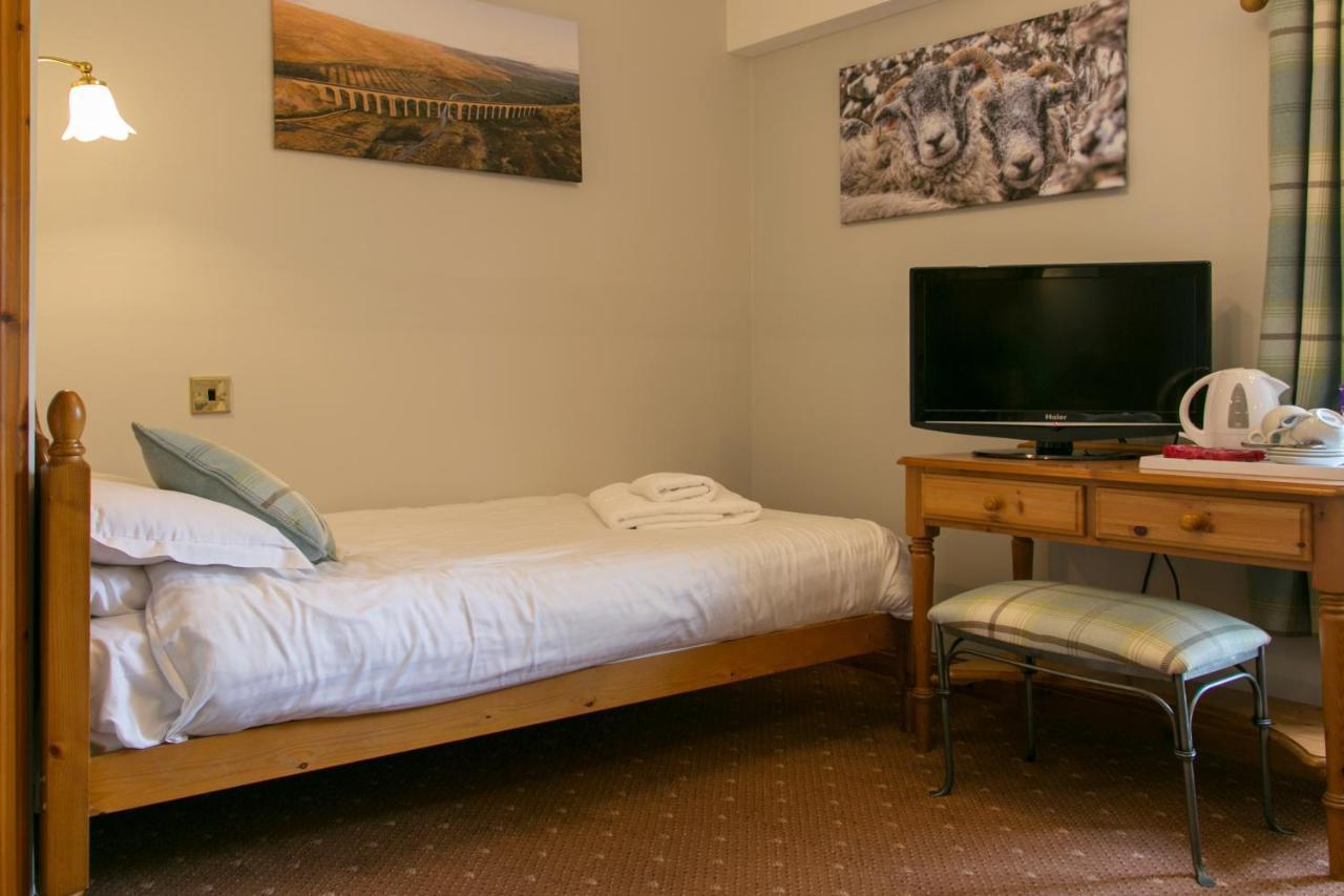 The Marton Arms Hotel Ингълтън Екстериор снимка