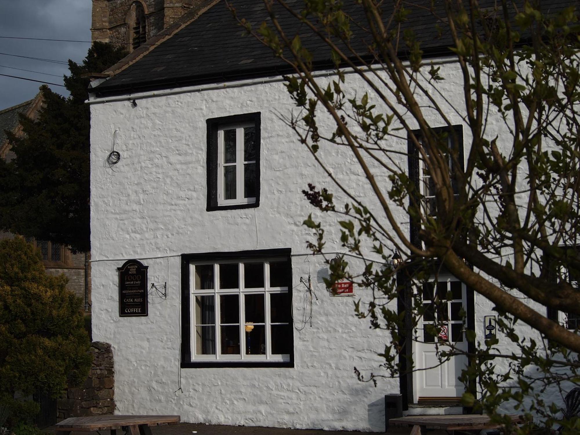 The Marton Arms Hotel Ингълтън Екстериор снимка